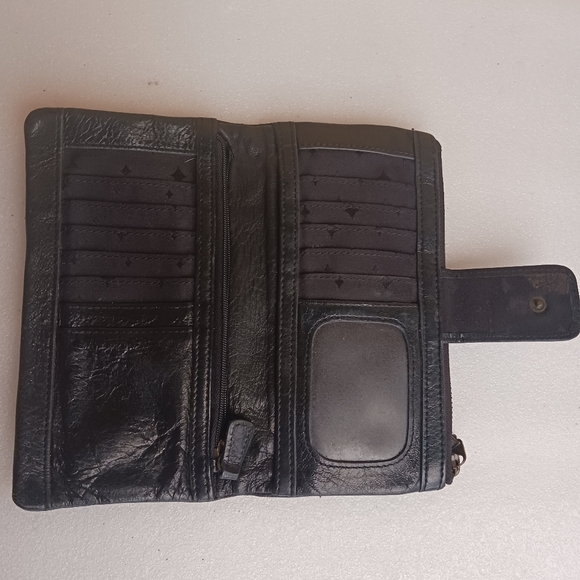 Fossil Black Leather Wallet with Gold Accent - Picture 4 of 4